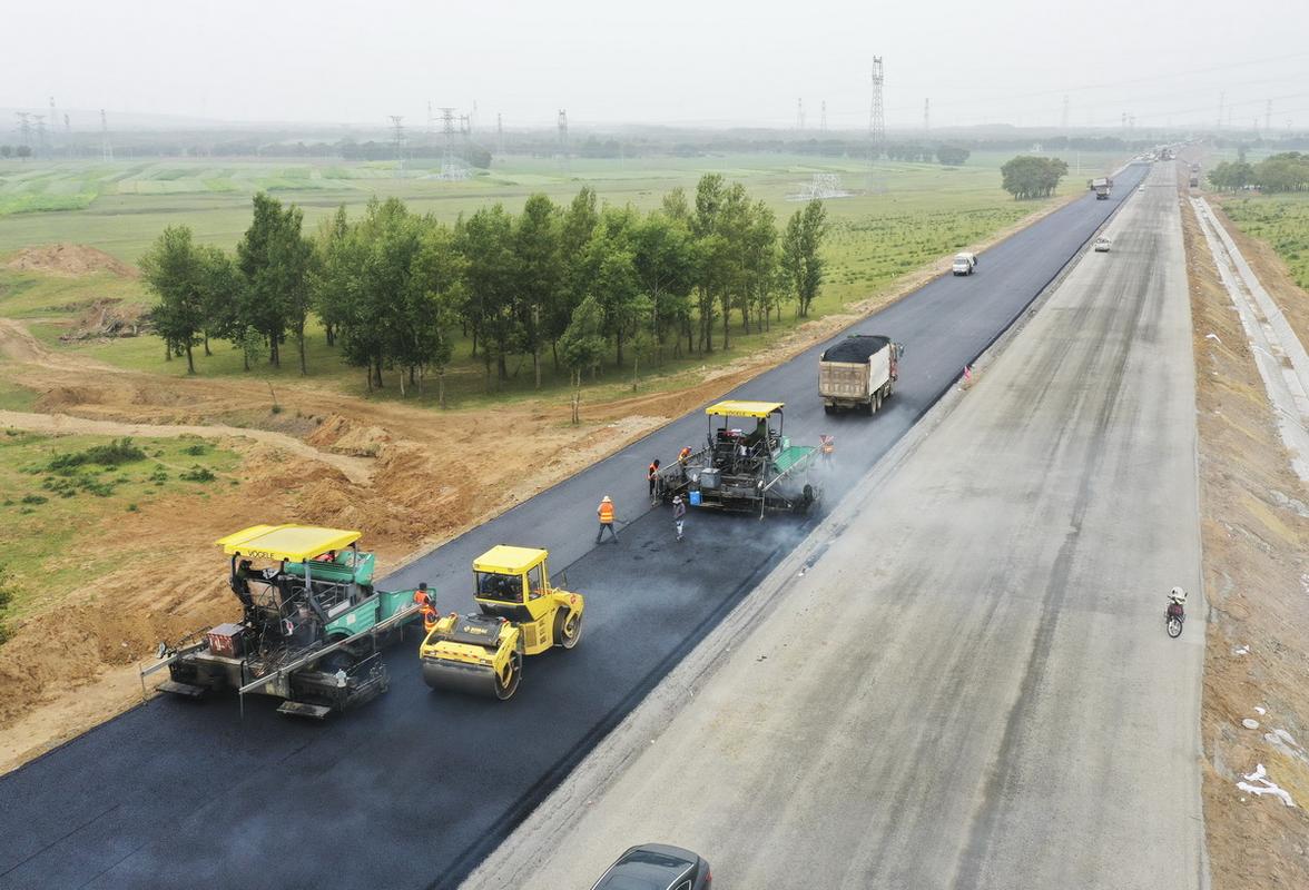 这是8月22日拍摄的河北省尚义县八道沟镇境内的张尚高速公路施工现场
